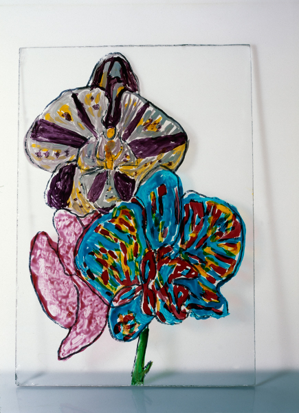Na szklanej płycie namalowane są 3 duże storczyki o intensywnych barwach. Jeden z kwiatów jest ukryty i zamknięty, a kielichy 2 pozostałych są otwarte w stronę oglądającego, ukazując bardzo bogate, kolorowe wnętrze
