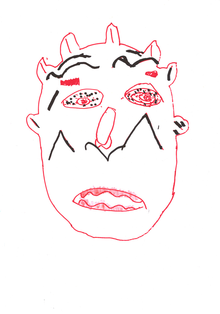 Na białej kartce czerwoną linią narysowana jest komiksowa głowa z 4 różkami. Widoczne są przerażające czerwone oczy z wykropkowanymi  na czarno białkami, czarne blizny na policzkach i czole oraz rozwarte usta