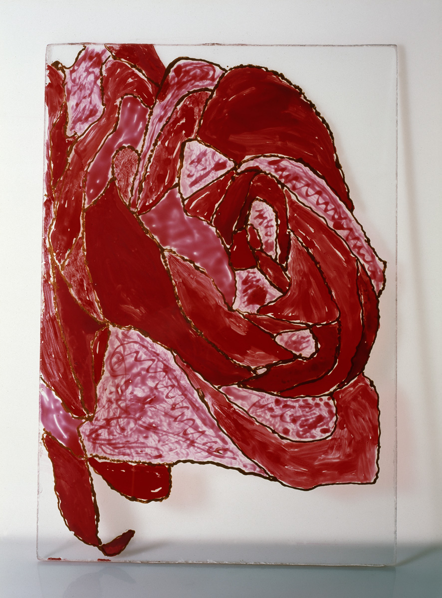 W centrum szklanej płyty wpisany jest miedziany kontur róży, wypełniający całą jej powierzchnię. Na kilkudziesięciu płatkach światło gra odcieniami jasnej czerwieni, karminu i purpury. Różnorodne faktury malarskie wydobywają przestrzenność kwiatu