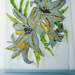 Na szklanej płycie widoczne są 4 kwiaty lilii obwiedzione srebrnym konturem, wypełnione bielą. Otwarte kielichy kwiatów, o wywiniętych płatkach poprzecinane są złotymi liniami podkreślającymi ich kształt, kontrastując z czernią pręcików i zielenią liści