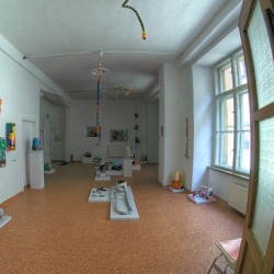 Wnętrze galerii ArtBrut podczas wystawy Piotra Rymko